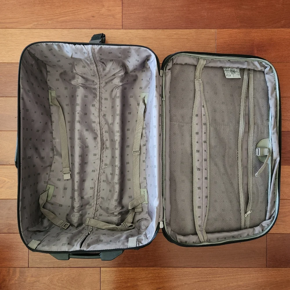 Oleg Cassini Black medium-sized expandable suitcase. One size.